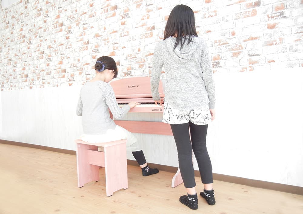 友達とピアノを弾く